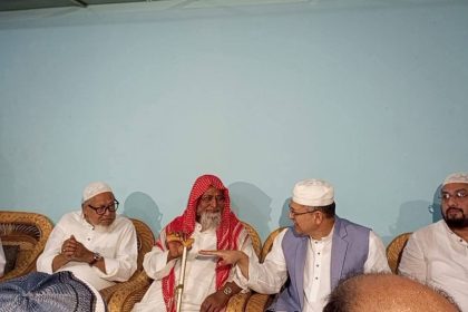 বাবুনগরীতে হেফাজত আমিরের সাথে বিএনপি নেতাদের সৌজন্য সাক্ষাৎ
